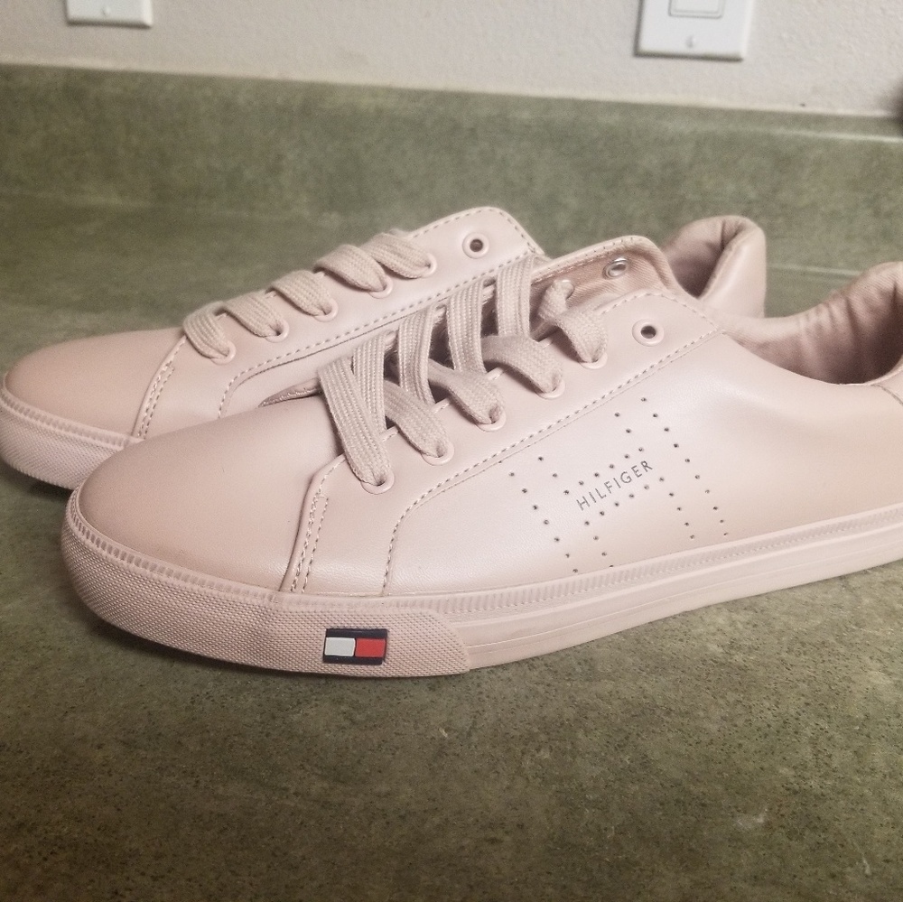 Tennis shoes